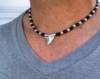 Herren Perlen Lederkette mit Haifischzahn Anhänger – Boho Knoten Design – Handgemachtes Geschenk – Maßanfertigung- exklusives Design von Kukuri