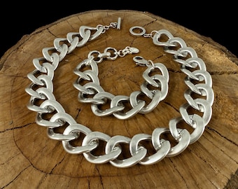Chunky silver necklace with toggle clasp,