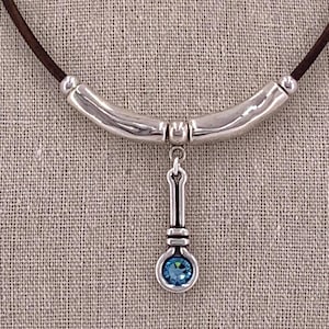 Collar de cuero con cuentas de plata y colgante de cristal Swarovski, regalo para ella, estilo uno de 50, gargantilla de cuero con colgante de plata