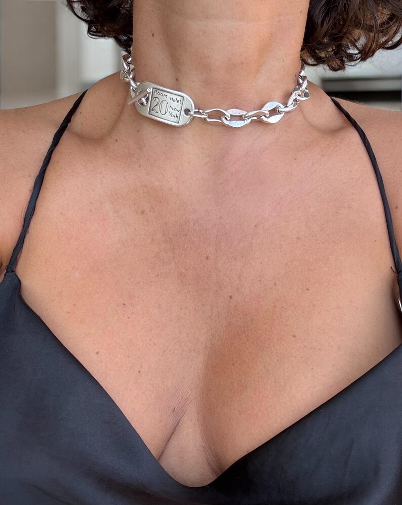 Halsband i kraftigt silverkedjeformat med skulpterat knäppe. Handgjort i försilvrat stål. Industrismycken bild 8