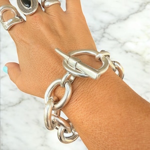 Grove zilveren schakelarmband – opvallende statementketting met oversized knevelsluiting – sculpturaal modern sieraad