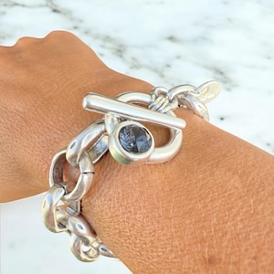 Bracciale a catena spessa in argento, chiusura a moschettone Swarovski, finitura anticata, gioiello audace