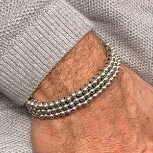 Pulsera industrial unisex chapada en plata gruesa, diseño moderno, hecha a mano.
