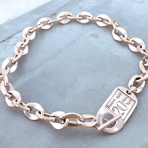 Halsband i kraftigt silverkedjeformat med skulpterat knäppe. Handgjort i försilvrat stål. Industrismycken bild 6