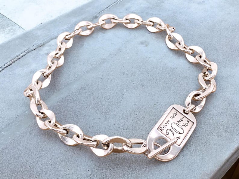 Halsband i kraftigt silverkedjeformat med skulpterat knäppe. Handgjort i försilvrat stål. Industrismycken bild 6
