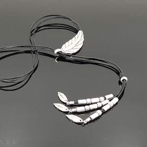 kraag van lazo, kraag colgante, kraag largo de cuero, kraag bohemio en Y, kraag met dijes de plata, kraag llamativo, regalo