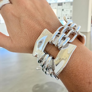 Bracciale massiccio geometrico in argento – un accessorio audace e di grande impatto – regolabile, adatto anche alle taglie forti.