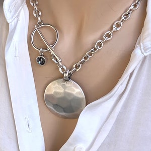 Gros collier avec pendentif disque martelé - Chaîne en argent audacieux avec fermoir à bascule et breloque Swarovski - Bijoux sculpturaux, cadeau pour elle