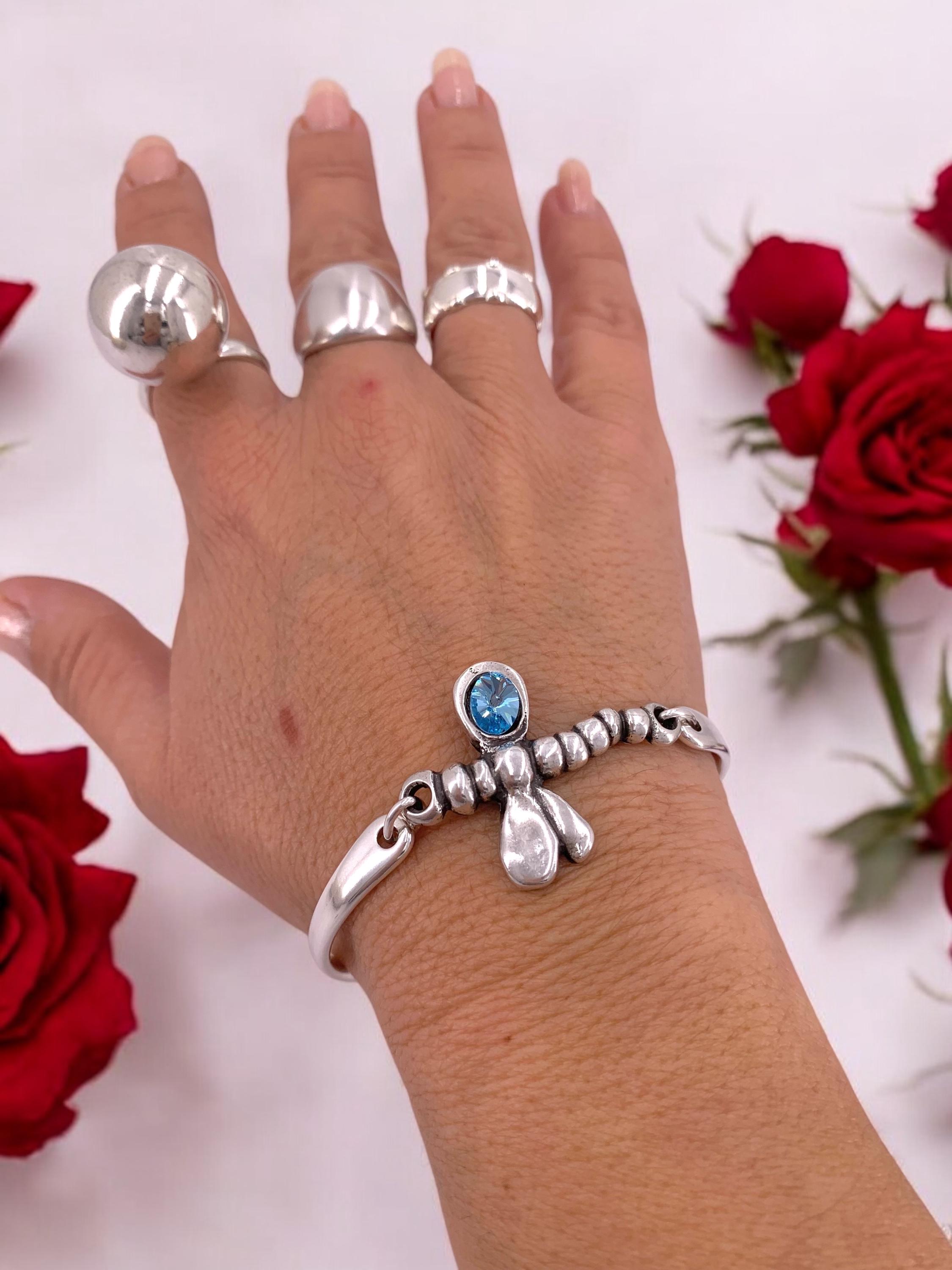 スワロフスキーのアクセントが付いたトンボのシルバーカフブレスレット