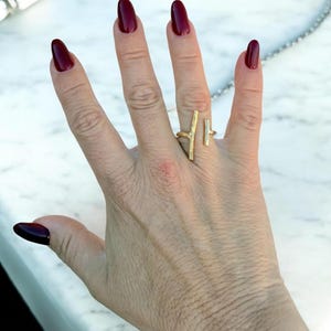 Verstelbare boho-ring met sierlijke parallelle staafjes in verzilverde of vergulde afwerking