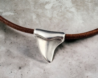 Minimalist Shark Tooth Choker – Spanish Leather & Silver-Plated Pendant – Surf and Boho Style