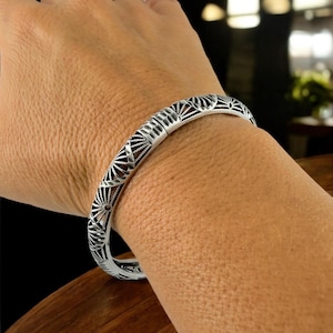 Silver Fan Motif Bracelet – Sculptural Engraved Cuff with Easy-Open Clasp, Handmade Statement Jewelry rigid bangle, uno de 50 style,