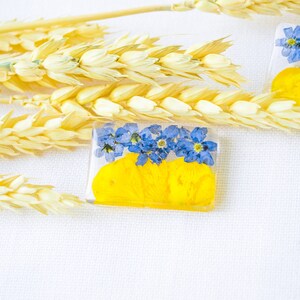 Брошь флаг Украины с сухоцветами. Желто-голубая брошь. Цветы Украины.