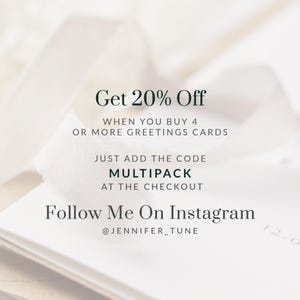 Pode incluir: Imagem com texto: "Obtenha 20% de desconto ao comprar 4 ou mais cart&otilde;es de felicita&ccedil;&otilde;es. Basta adicionar o c&oacute;digo MULTIPACK no checkout. Siga-me no Instagram @JENNIFER_TUNE."