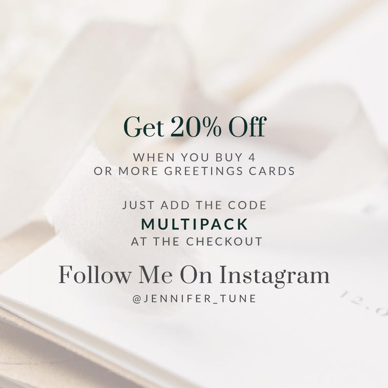 Pode incluir: Imagem com texto: "Obtenha 20% de desconto ao comprar 4 ou mais cart&otilde;es de felicita&ccedil;&otilde;es. Basta adicionar o c&oacute;digo MULTIPACK no checkout. Siga-me no Instagram @JENNIFER_TUNE."