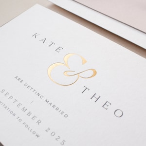 Carte d'invitation "Retenez cette date" en feuille d'or avec esperluette