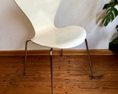 Chair by Arne Jacobsen Series 3107 made by Fritz Hansen.