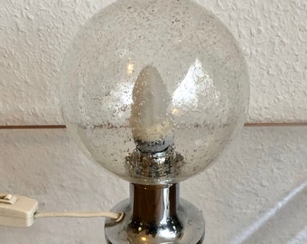 70er Jahre Tischlampe mit einer Kugel aus Glas.