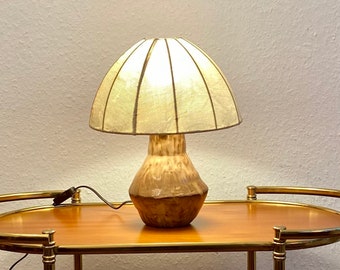 Lampe de table des années 70 avec un socle en céramique.