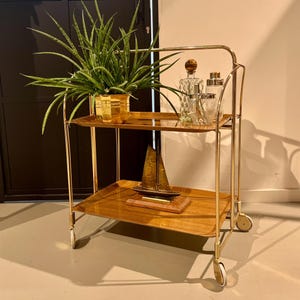 Gouden jaren 70 dinette van chroom met bruine dienbladen.