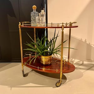 金色の真鍮フレームに車輪がついたイタリア製のバーカートです。