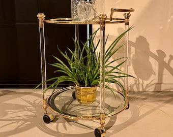 Italienischer Barwagen mit einem goldenen Gestell aus Messing und Plexiglas auf Rädern.