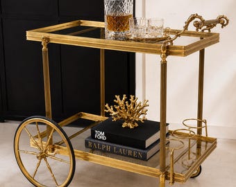 Carrito de bar antiguo de latón con estantes de cristal | Carrito de bebidas estilo Hollywood Regency | Carrito de servicio neoclásico francés con ruedas grandes de radios.