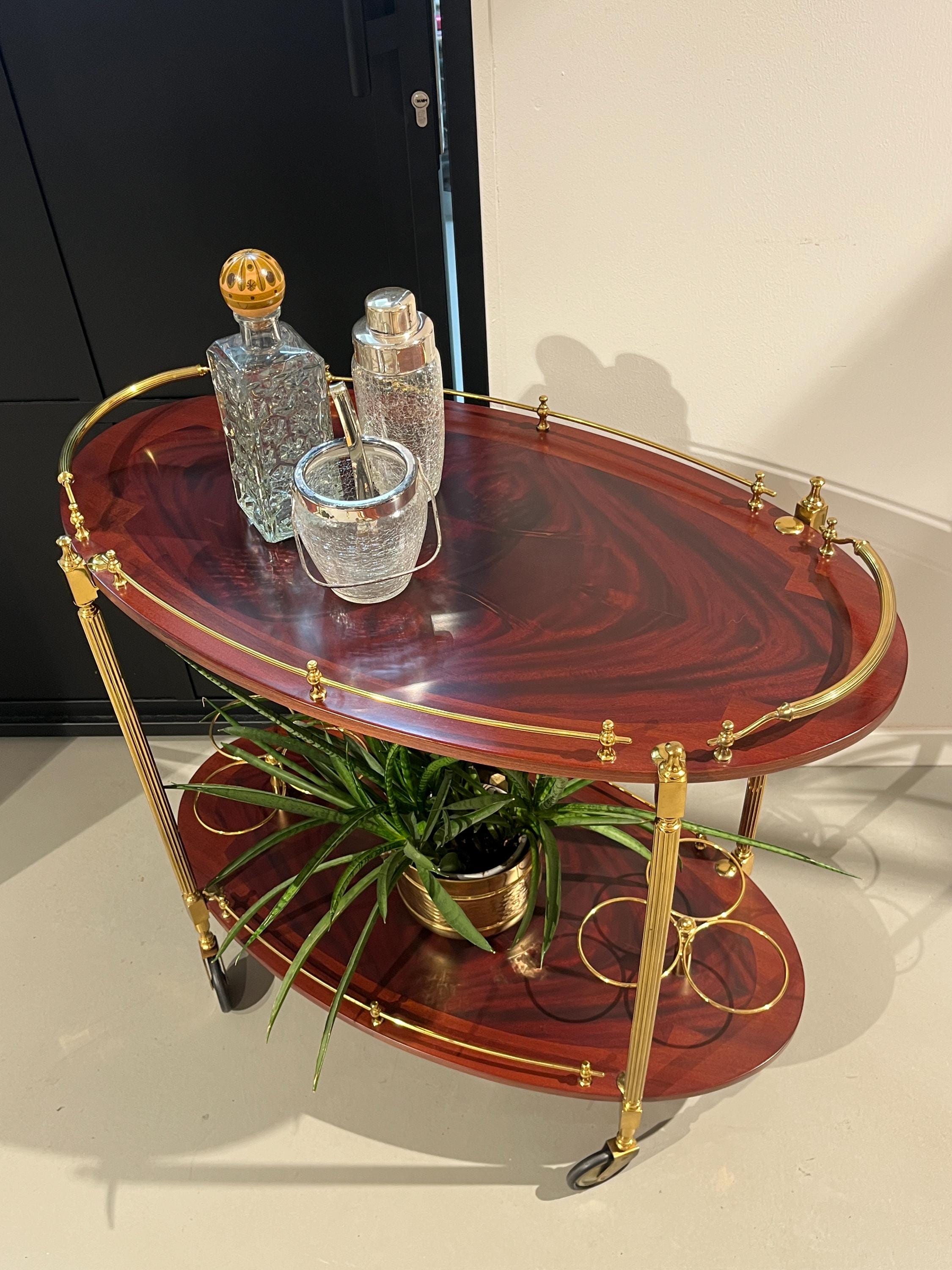 金色の真鍮フレームに車輪がついたイタリア製のバーカートです