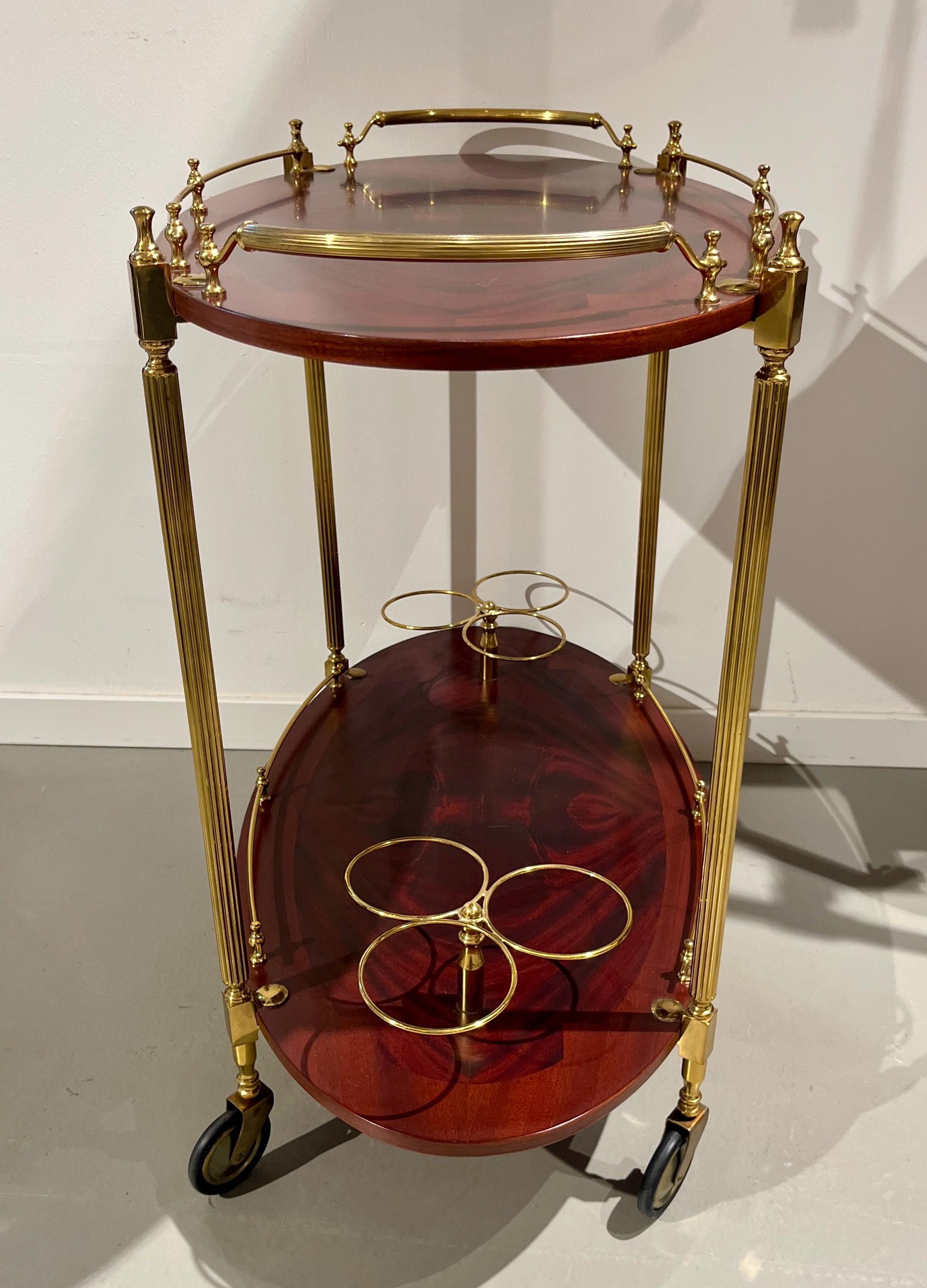 金色の真鍮フレームに車輪がついたイタリア製のバーカートです