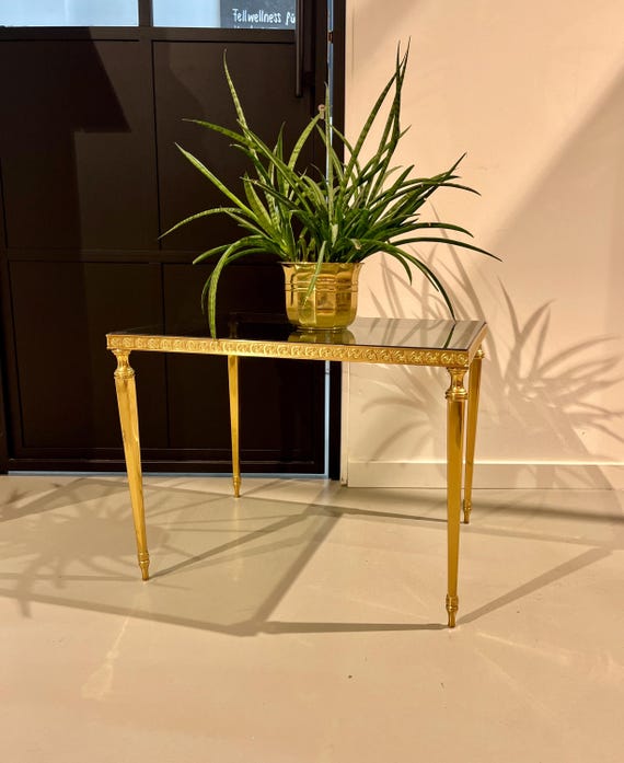70er Jahre Wohnzimmertisch mit einem goldenen Messing Gestell.