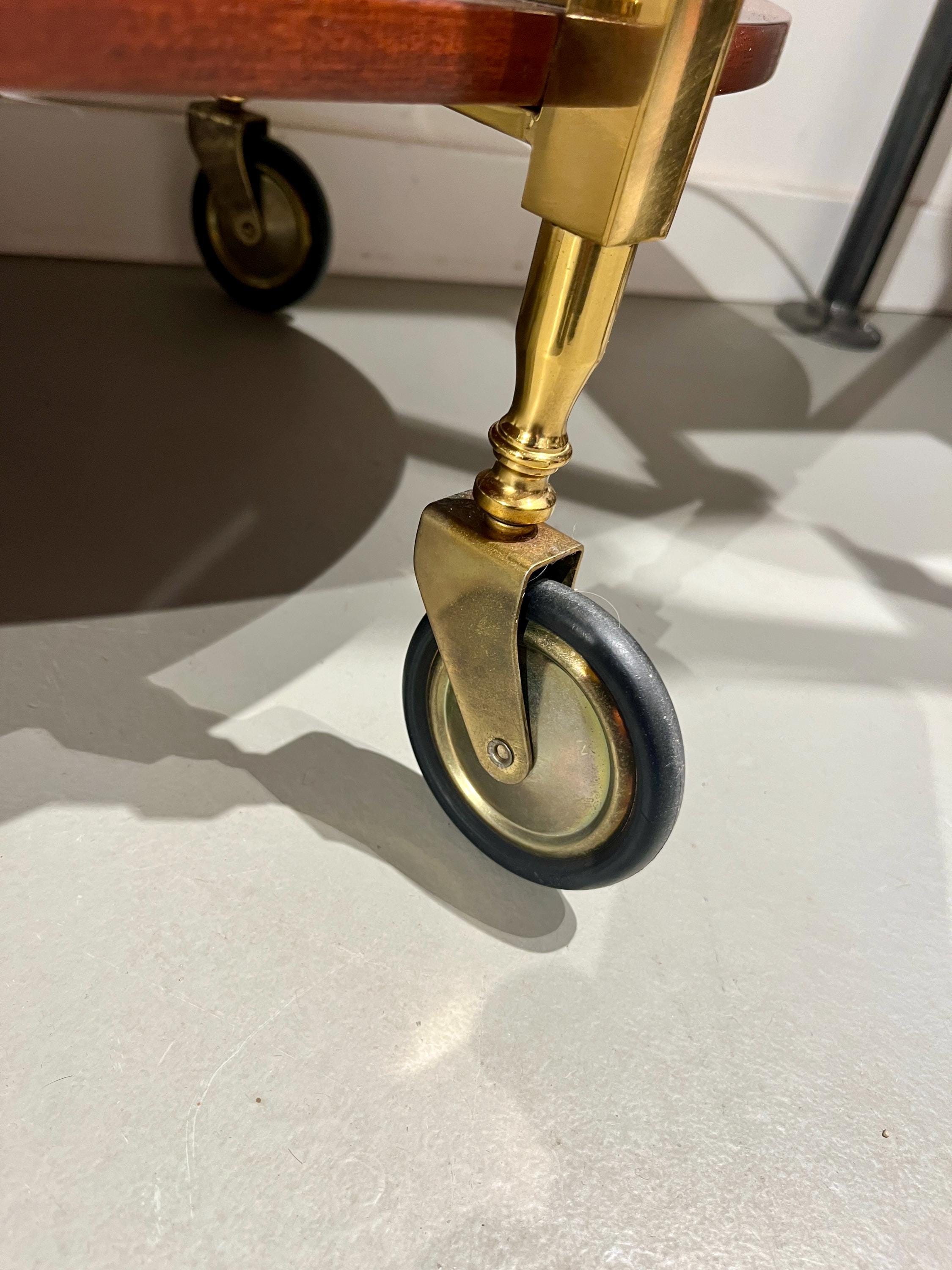 金色の真鍮フレームに車輪がついたイタリア製のバーカートです