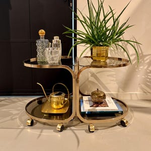 Set di tavolini laterali vintage con ruote, tavolini da portata in vetro fumé, carrello bar anni '70 color ottone, tavoli in stile moderno di metà secolo.