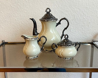 3-piece tea service made of porcelain.