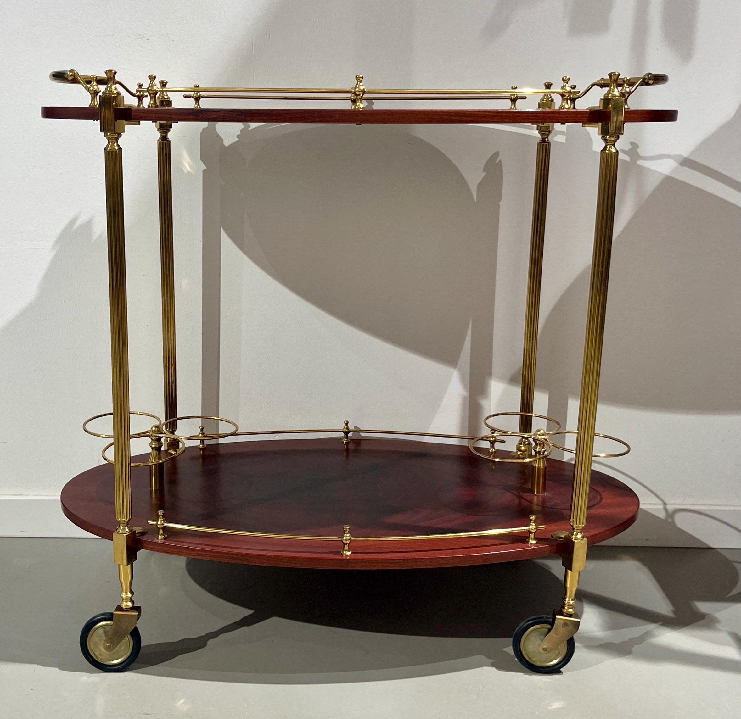 金色の真鍮フレームに車輪がついたイタリア製のバーカートです