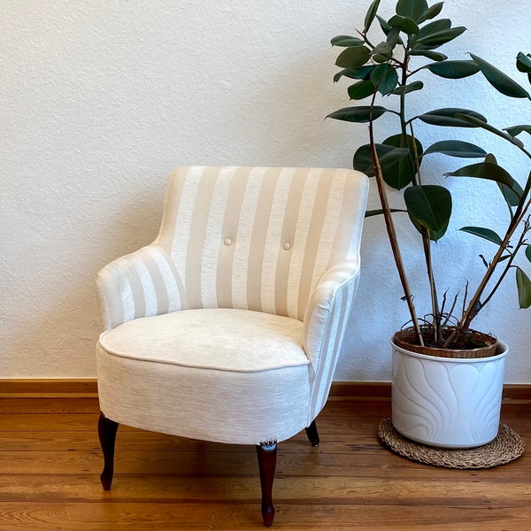 Mid Century 50s cocktail armchair without armrest.