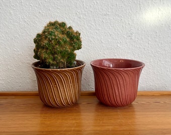 Beautiful mid-century home accessories in a set of 2.