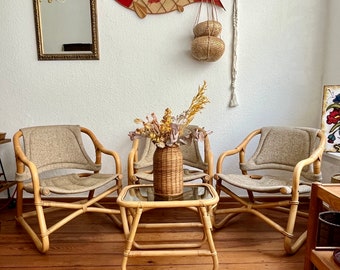 70er Jahre Bambus-Set mit drei Sesseln und einem kleinen Tisch.