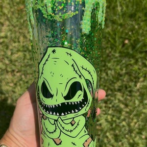 Baby Oogie Boogie Glow in the Dark Snowglobe Tumbler con glitter verde fluorescente