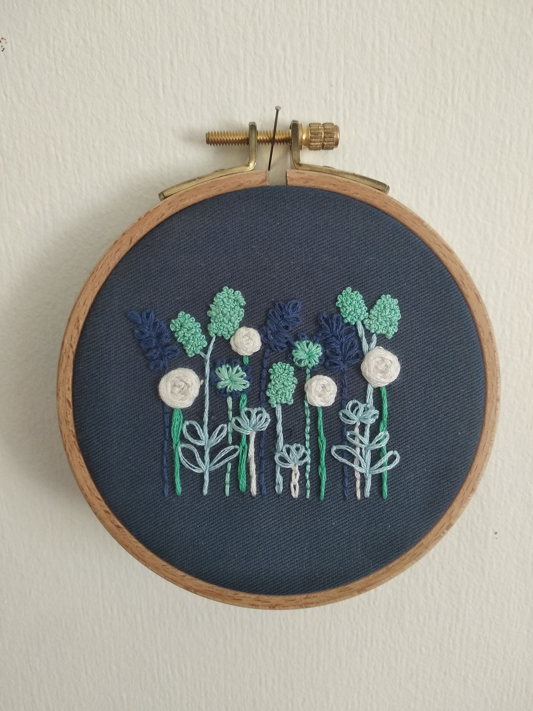 Tambour Brodé à La Main - Fleurs Bleues, Embroidery Hoop Art Blue Flowers