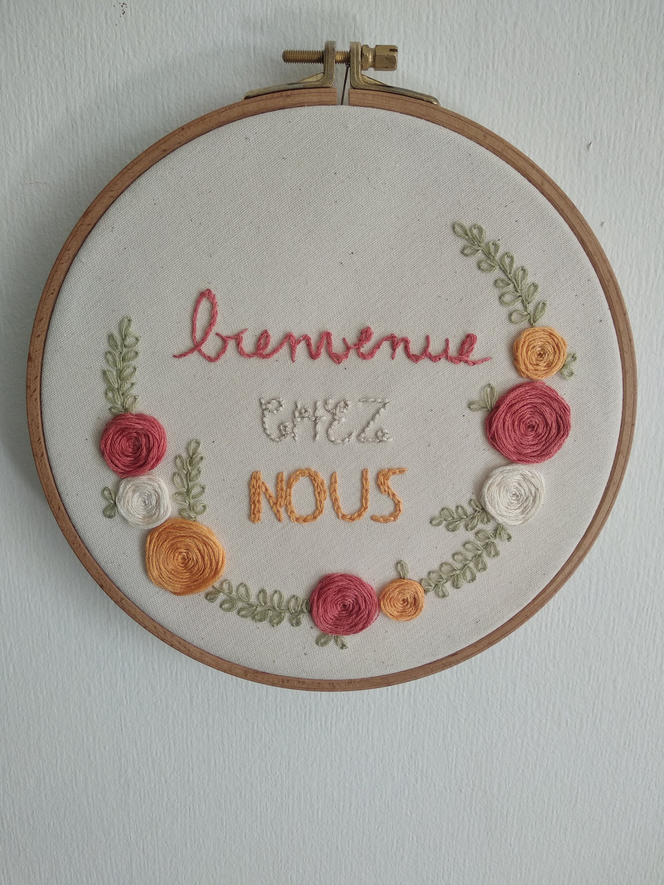 Tambour Brodé à La Main Personnalisable - Couronne de Fleurs avec Texte, Embroidery Hoop Art Custom 