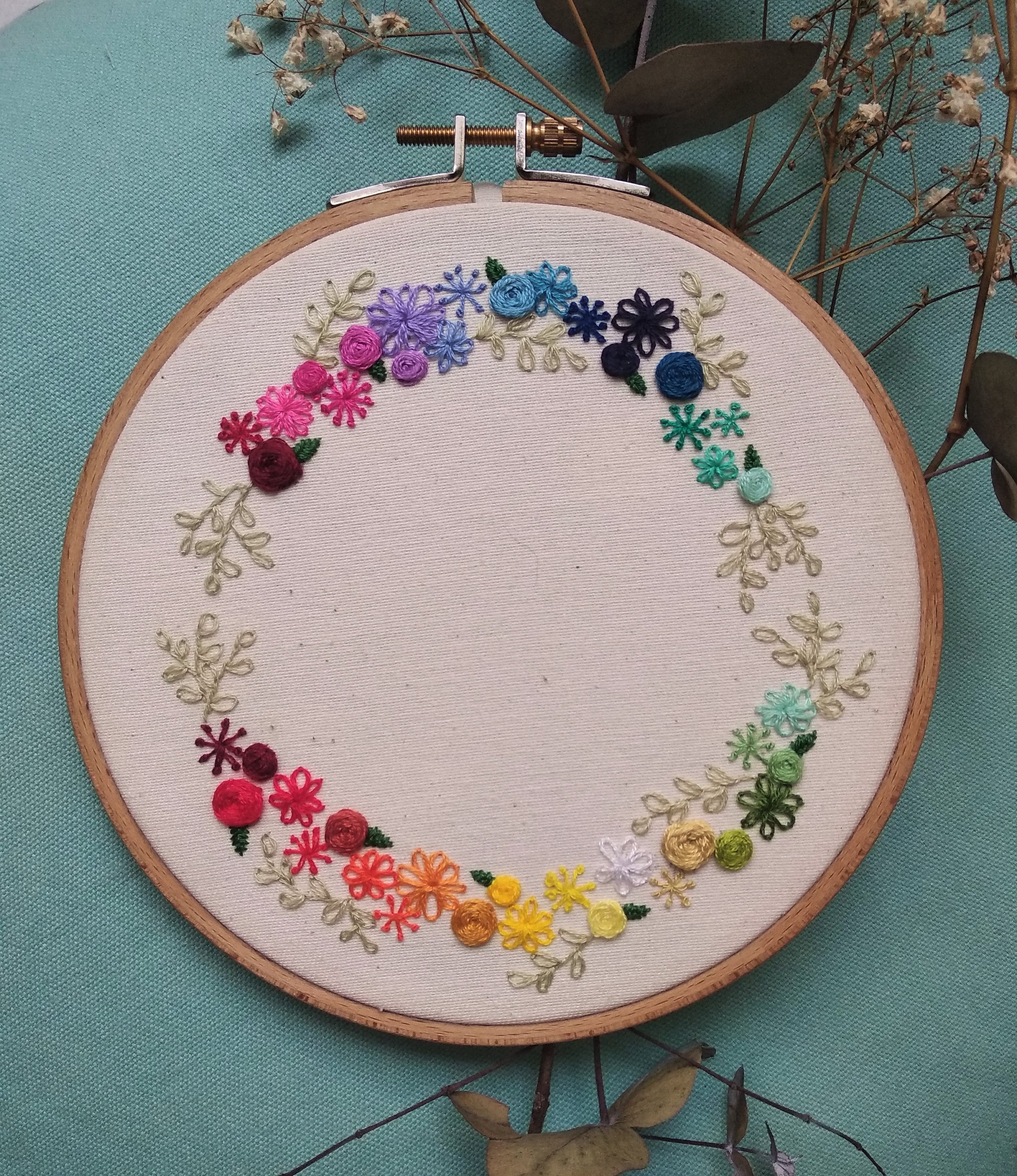 Tambour Brodé à La Main - Couronne de Fleurs Arc en Ciel, Embroidery Hoop Art Custom Hand Embroidery