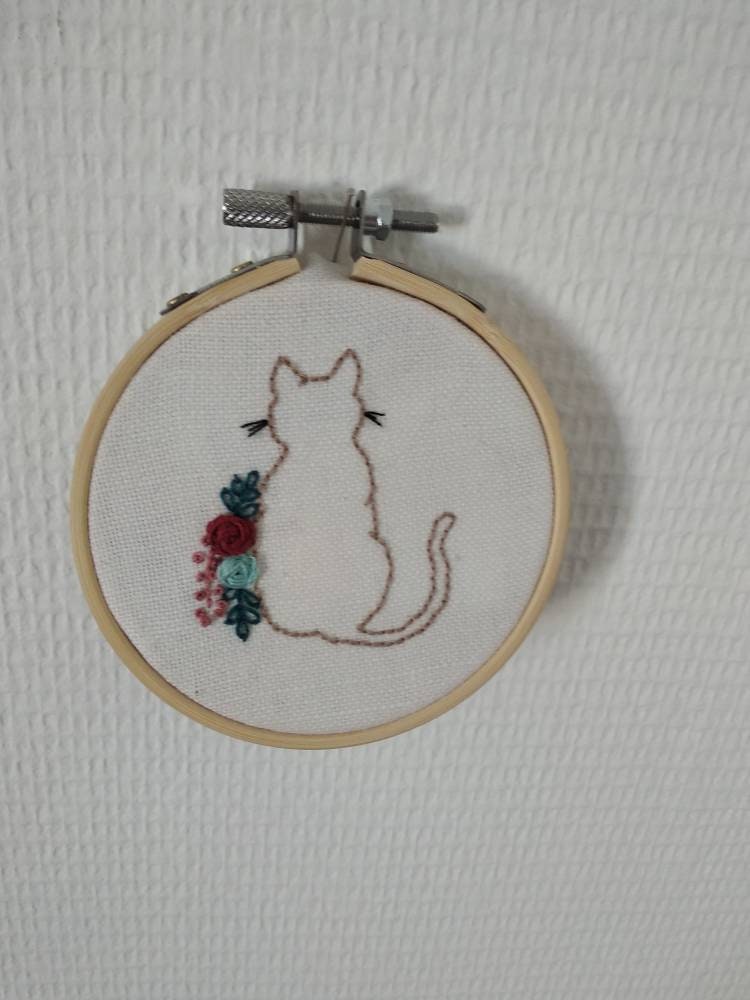 Broderie Personnalisée. Tambour Brodé à La Main - Chat avec Fleurs, Handmade Embroidery Hoop Art Cat