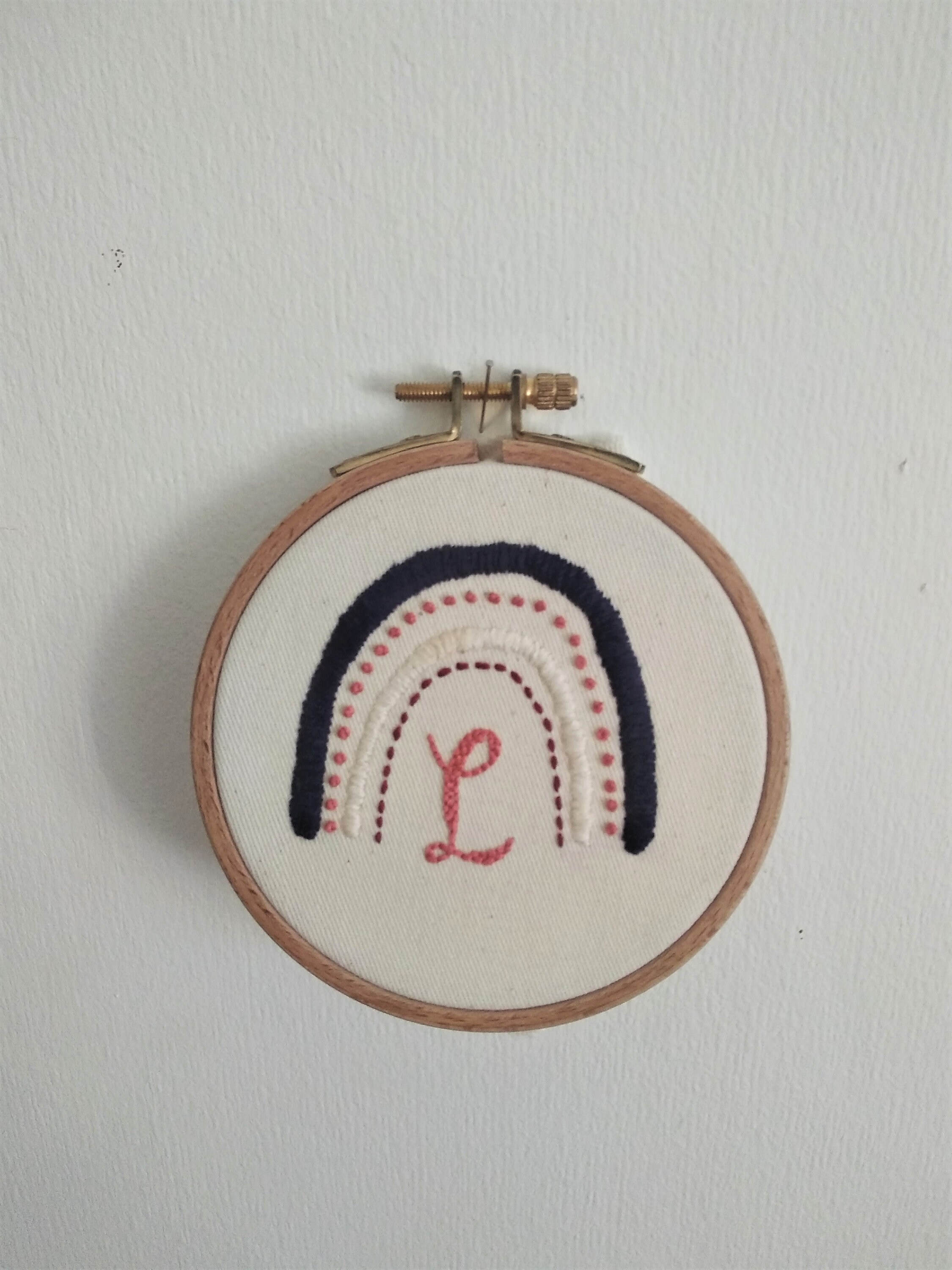 Tambour Brodé à La Main - Arc en Ciel Personnalisé d'une Lettre, Handmade Embroidery Hoop Art Rainbo