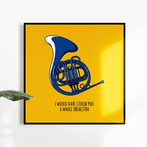 Op de afbeelding: Een ingelijste print met een blauwe hoornillustratie op een gele achtergrond met een stippenpatroon. De tekst "I WOULD HAVE STOLEN YOU A WHOLE ORCHSTRA" staat eronder. De print zit in een zwarte lijst.
