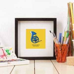 Op de afbeelding: Een ingelijste kunstprint met een blauwe Franse hoorn illustratie op een gele achtergrond. De tekst "I would have stolen you a whole orchestra" staat eronder. De zwarte lijst contrasteert met het kunstwerk, dat op een wit oppervlak wordt getoond.