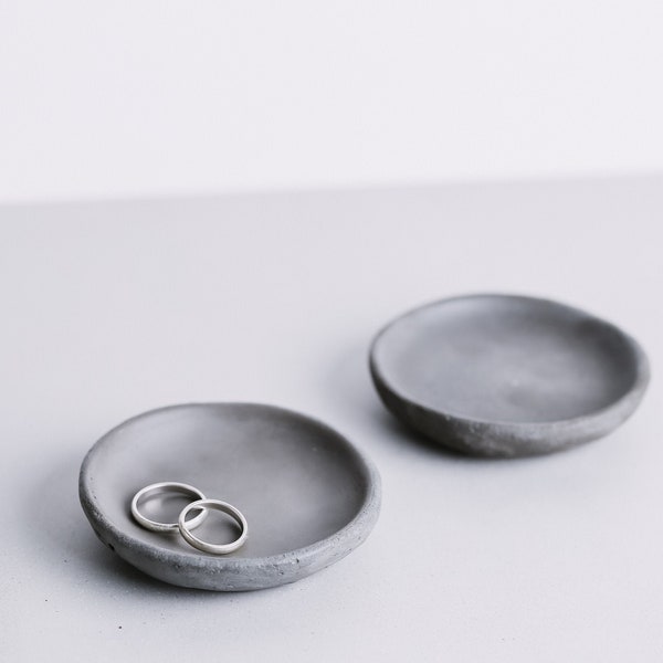Concrete Small Plate | Cement Display Tray | Handmade Jesmonite Dish | Minimalist Bathroom Decor | Jewelry / Ring Accessory | Desk Tray
