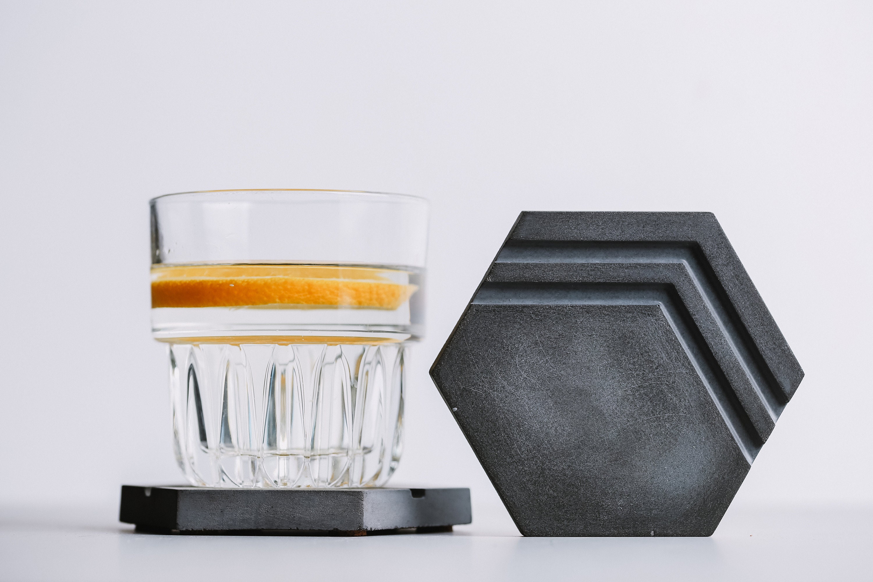 Ensemble de 2 Béton Hexagon Handmade Coasters | Tasse/Tapis en Verre Geometric Cement Modern Coaster