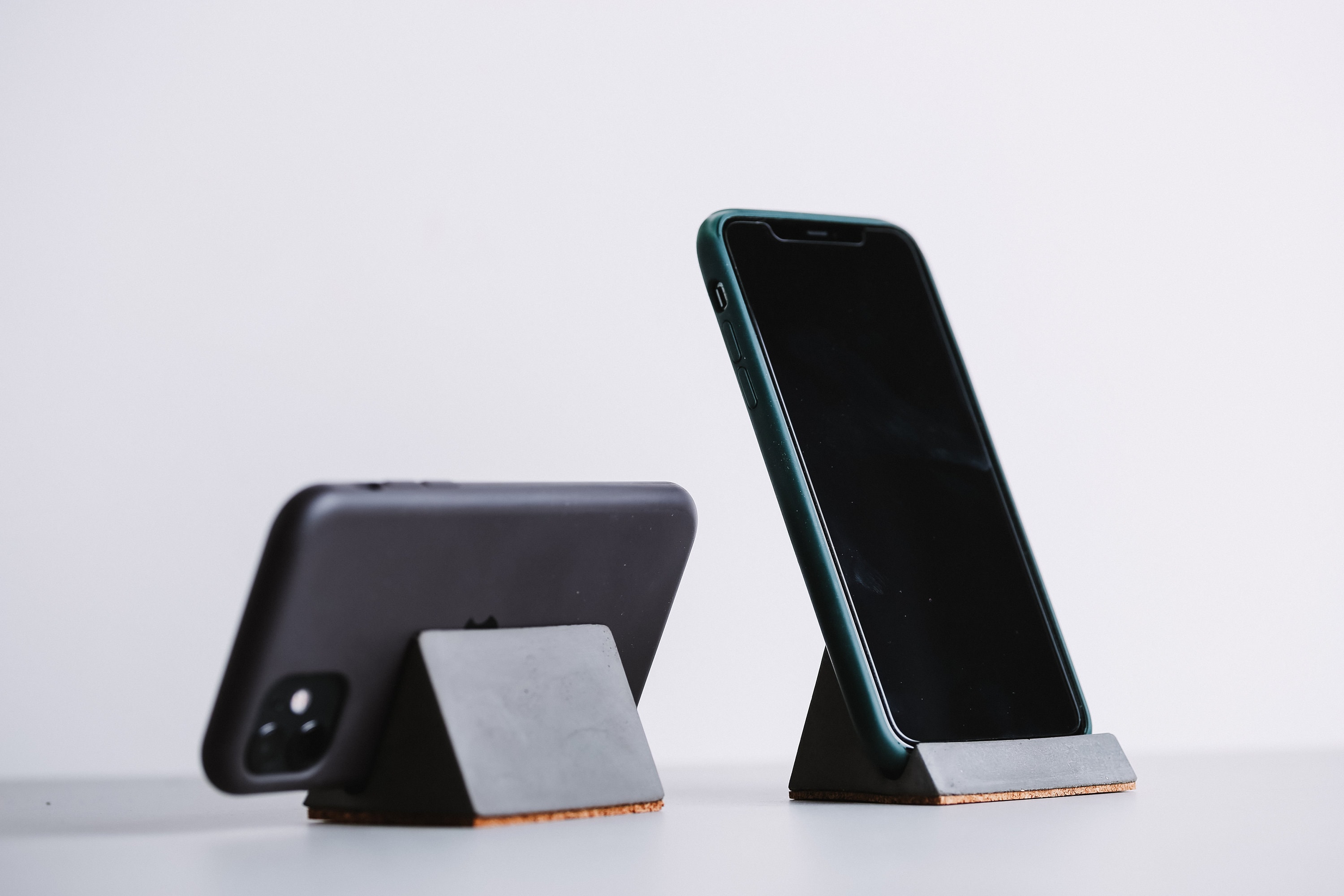 Support de bureau pour smartphone en béton par Gone's