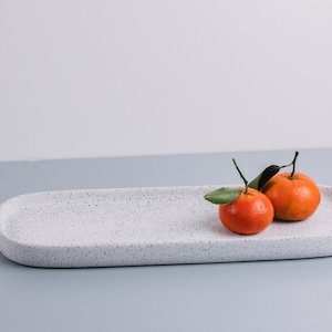 Stor oval betongbricka, dekorativ tallrik med marmoreffekt, modern grå prydnadsfat, minimalistisk serveringsbricka, industriell heminredningsgåva