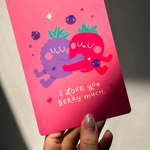 Ich liebe dich Beere viel | Premium Matte Valentinstag Postkarte | Süße Kawaii Liebe Postkarten
